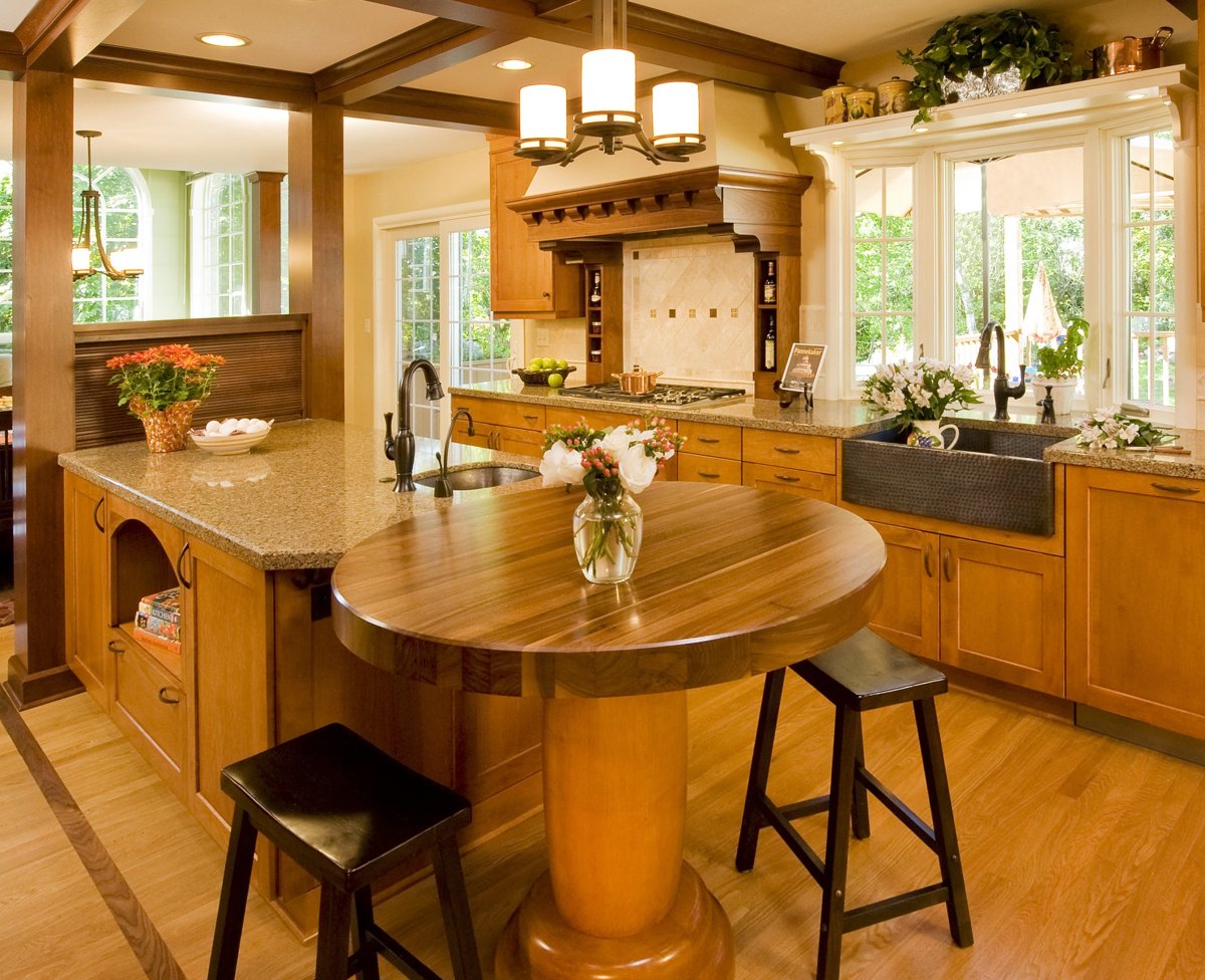 Красивая кухня в деревянном доме