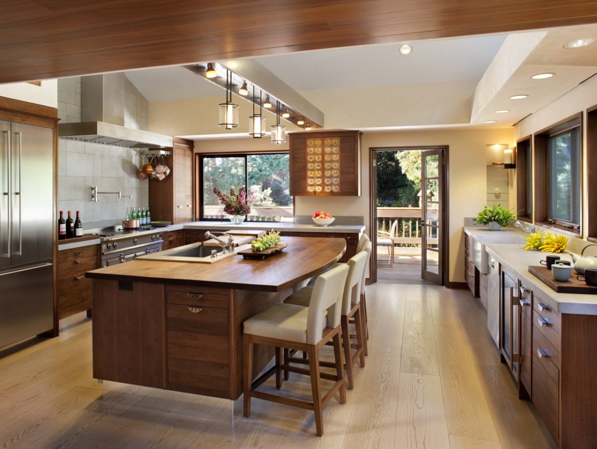 Кухня большая дерево