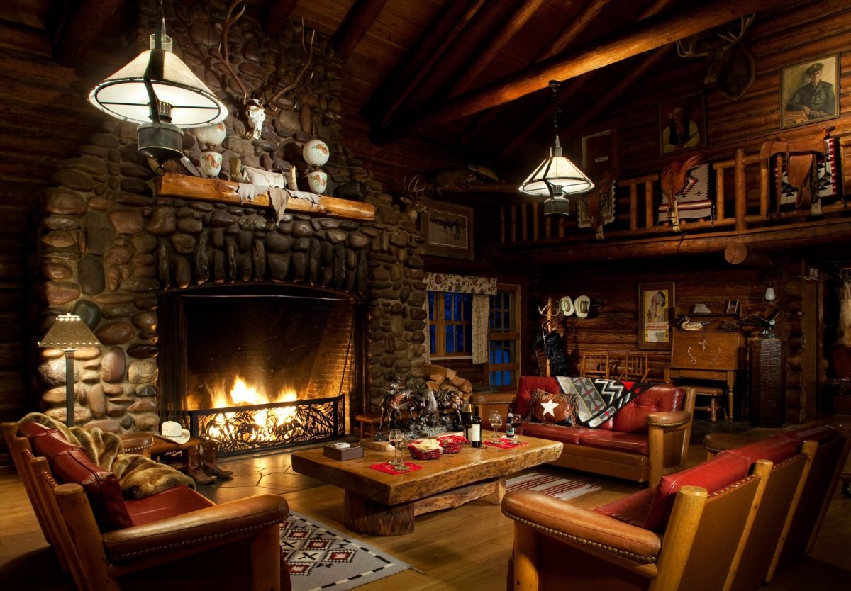 Деревянный домик с камином