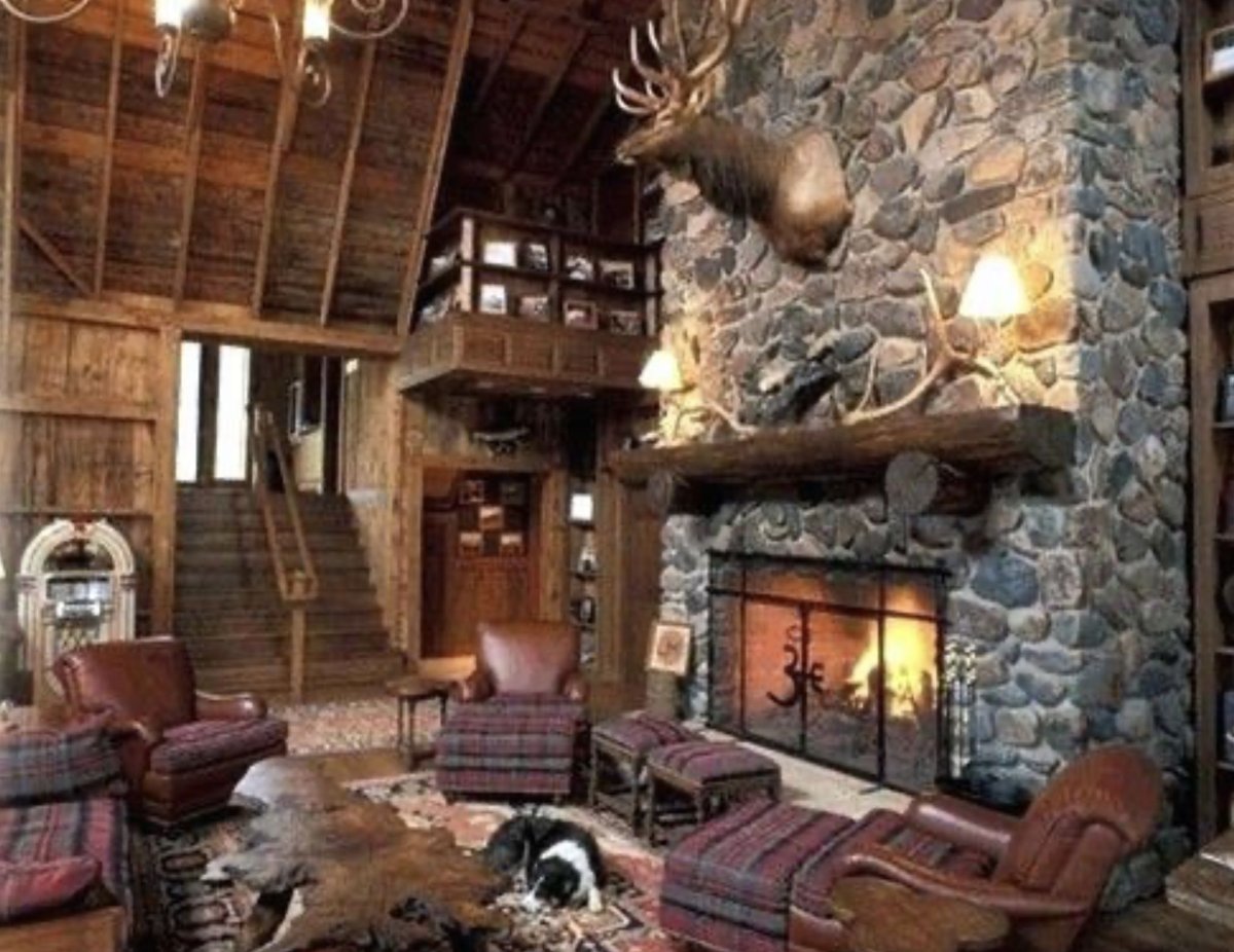 Охотничий домик с камином