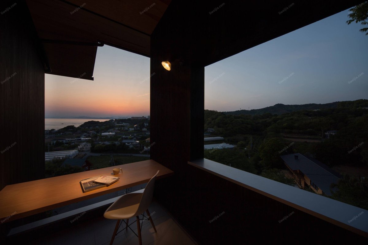 Бело розовый балкон