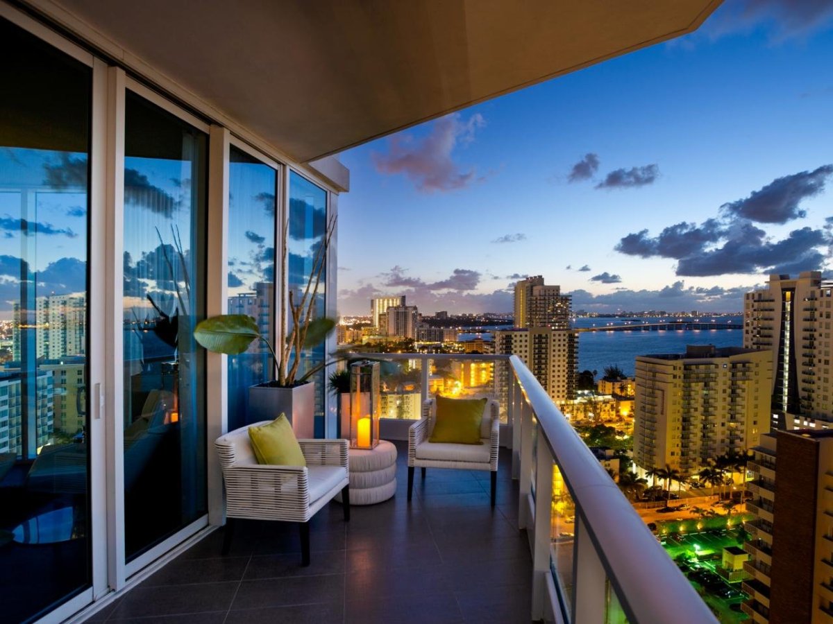 Уютный балкон с цветами