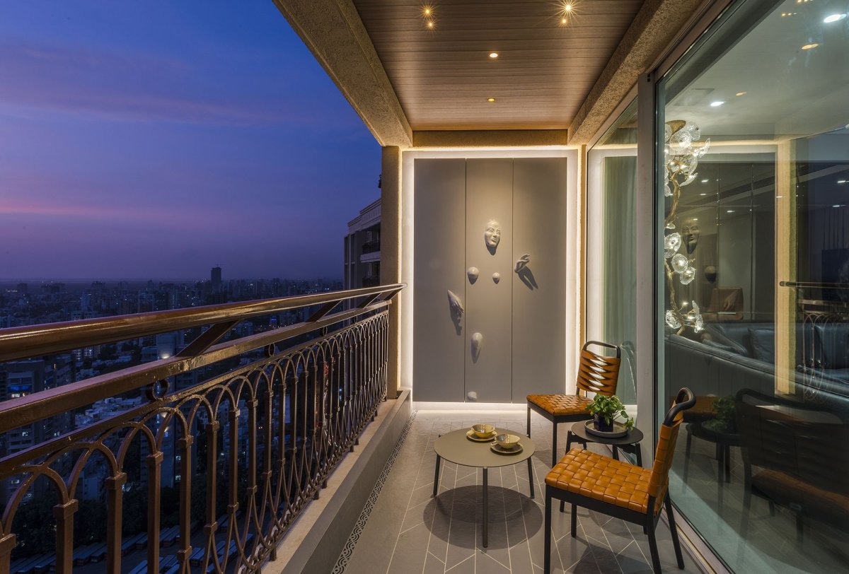 Интерьер балкона с фонариками