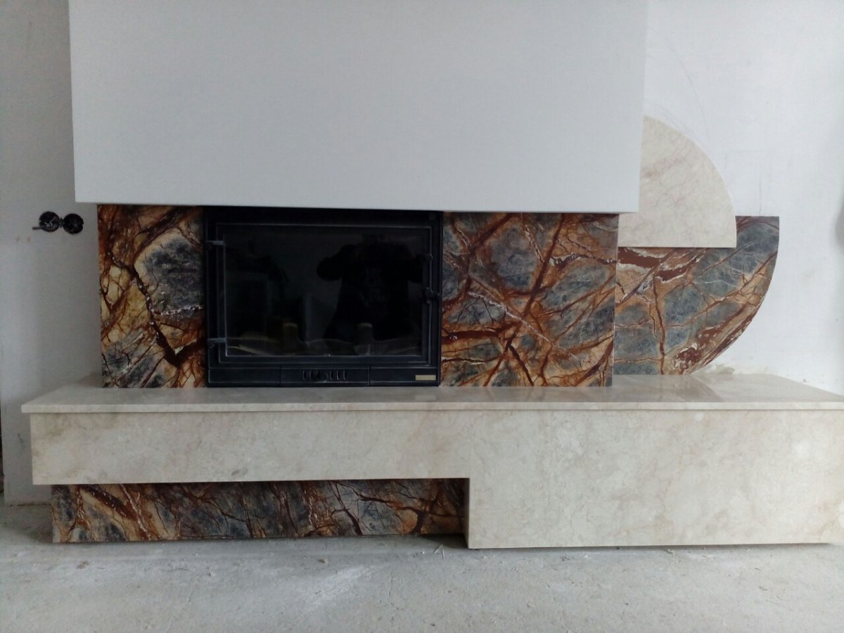 Камин облицованный плиткой под мрамор