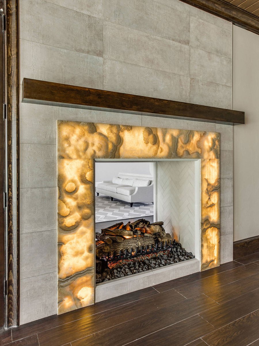 Оникс камень на камине