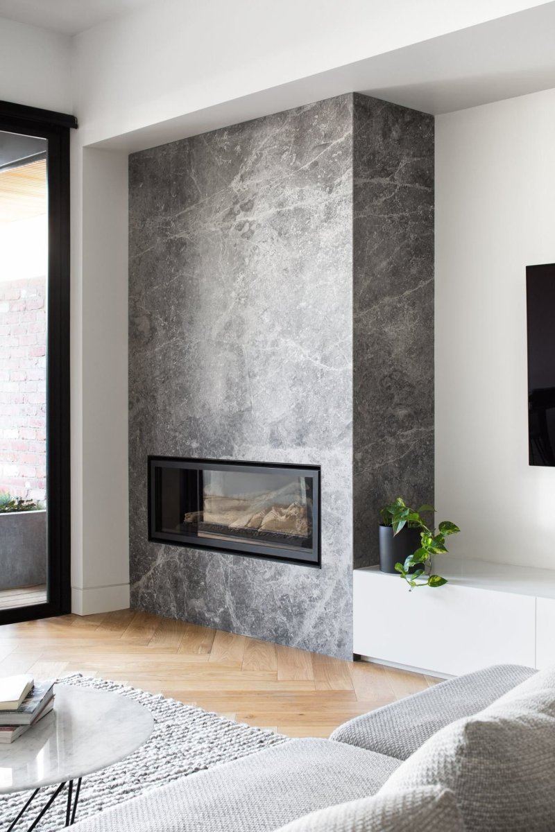 Отделка камина декоративной штукатуркой