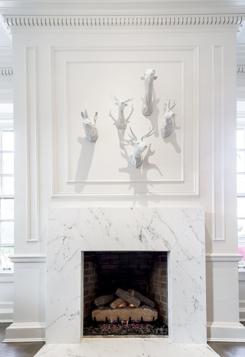 Камин из белого мрамора