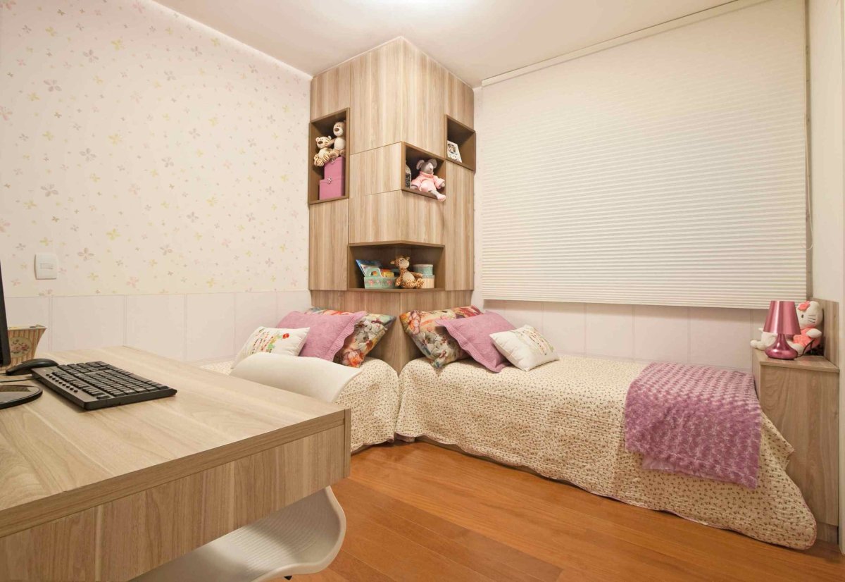 детская комната с двумя кроватями для девочек