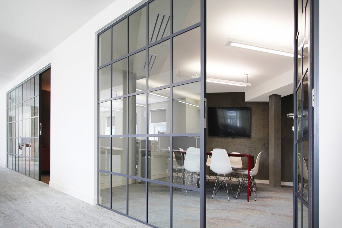 Цельностеклянные перегородки лофт
