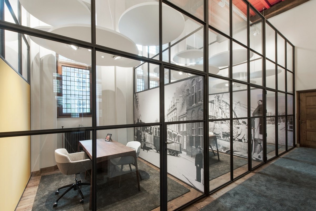 Цельностеклянная перегородка в стиле лофт