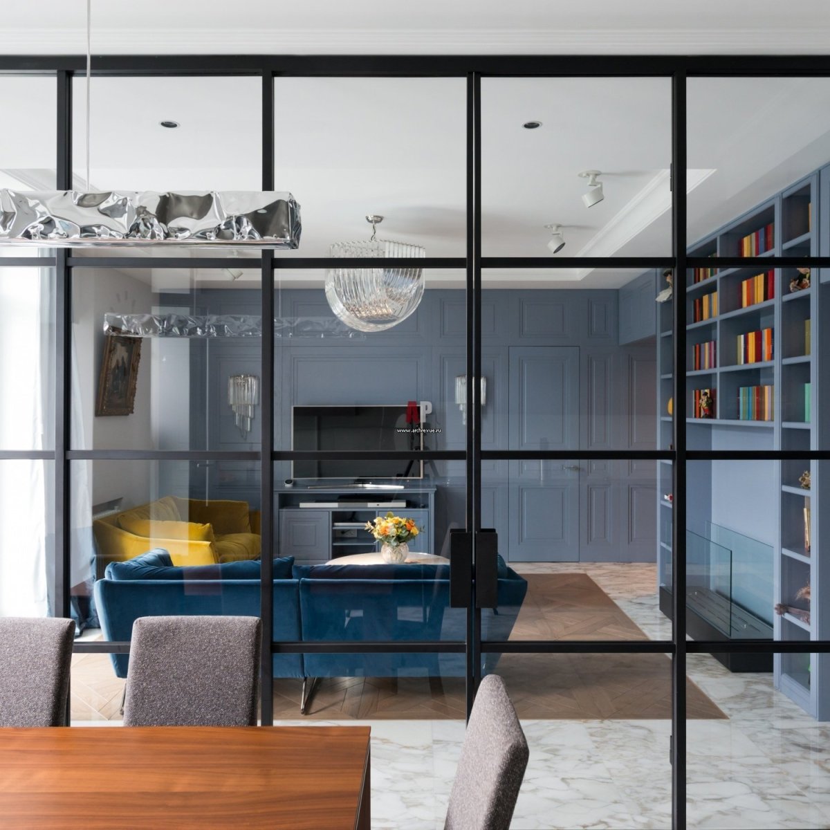 Гостиная со стеклянной перегородкой