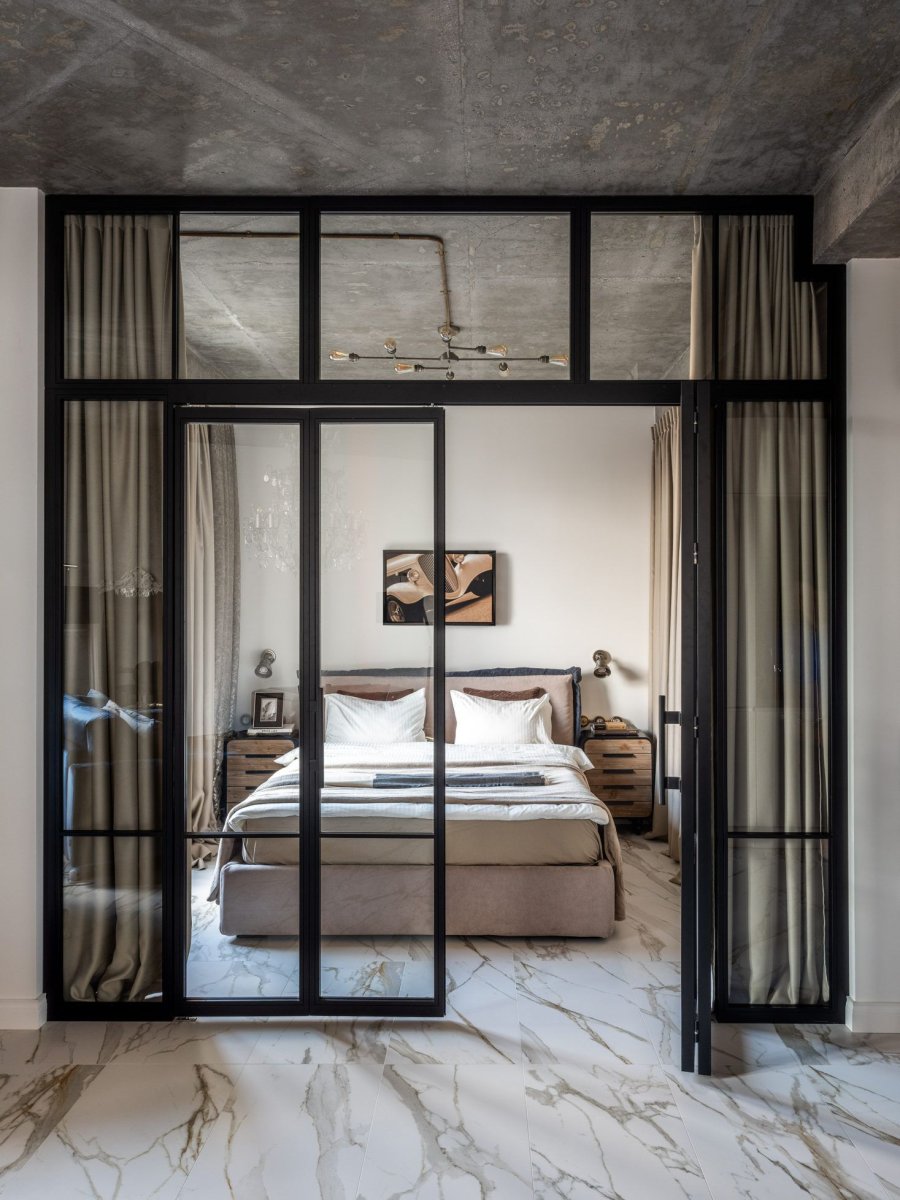 Стеклянная перегородка в спальне