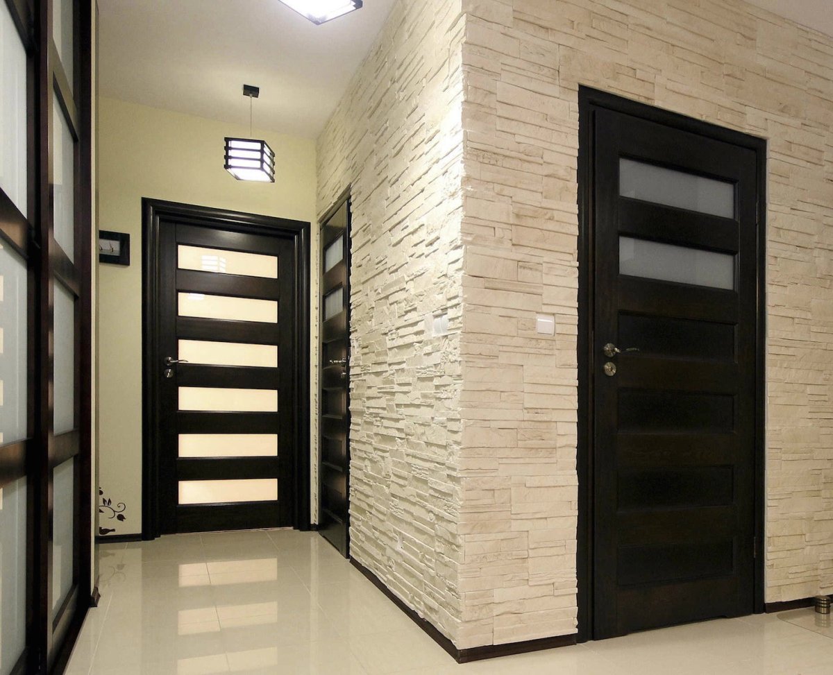 Плитка на стене в прихожей