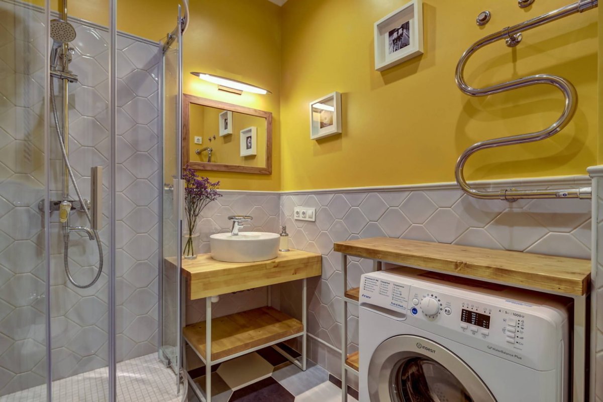 Серо желтая ванная комната