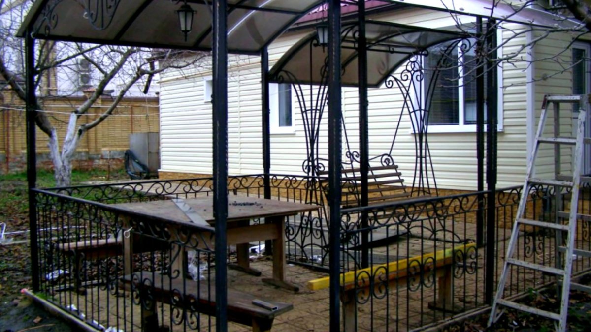 Навесы из поликарбоната во дворе