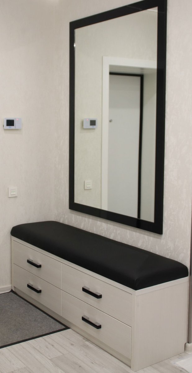 Пуф с зеркалом в прихожей