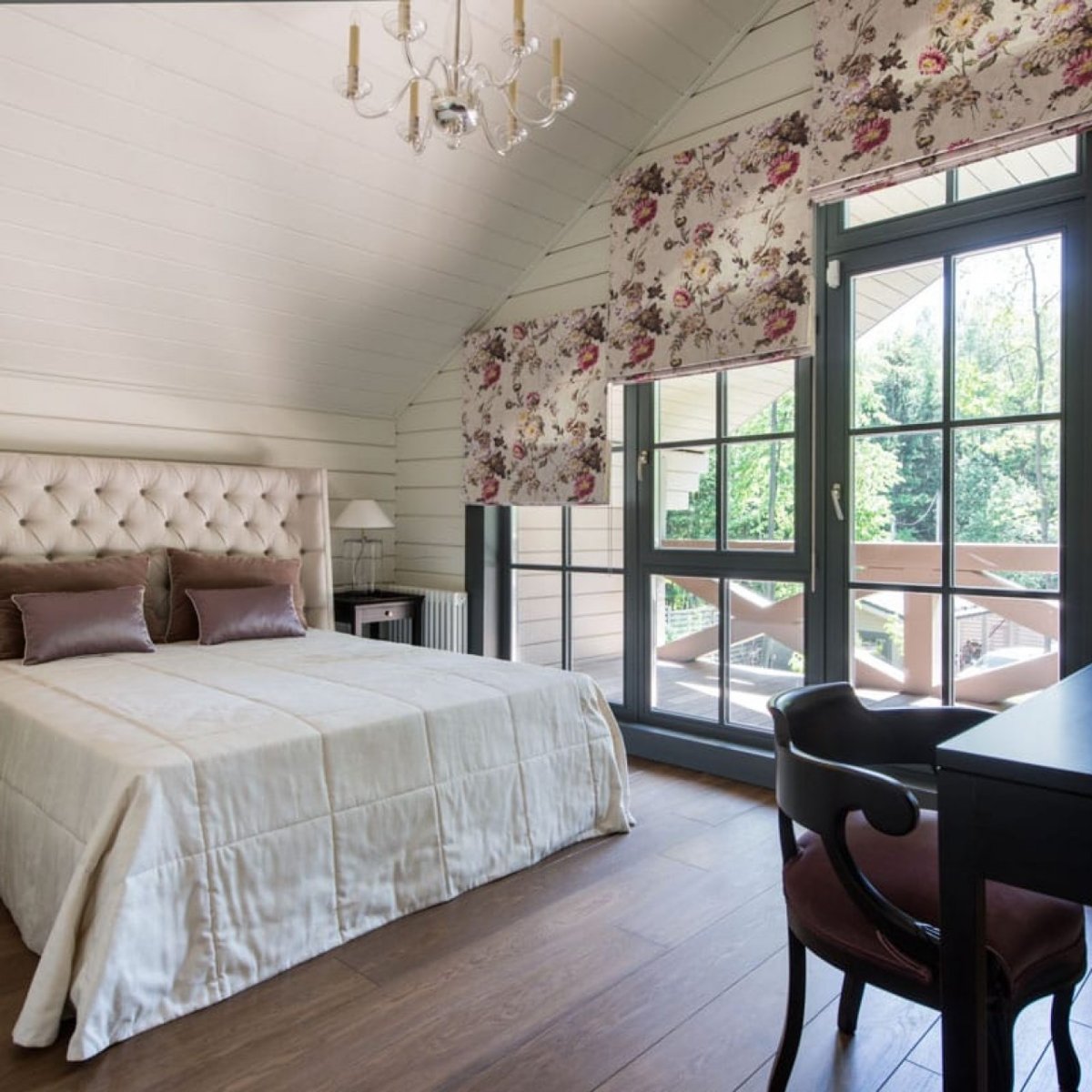 Шторы на мансарду в деревянном доме