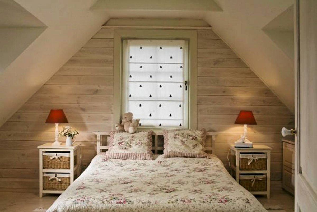 Отделка мансардной спальни