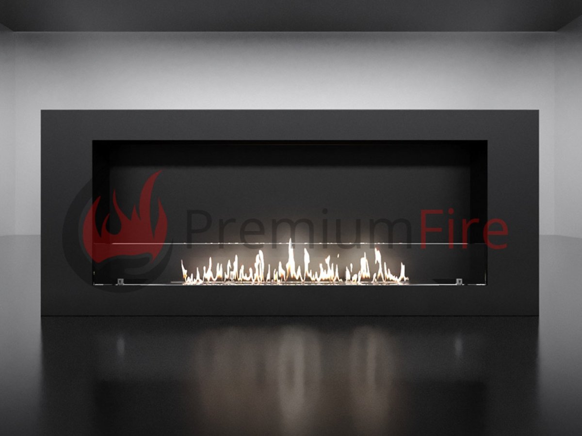 Современный длинный камин в мраморной стене