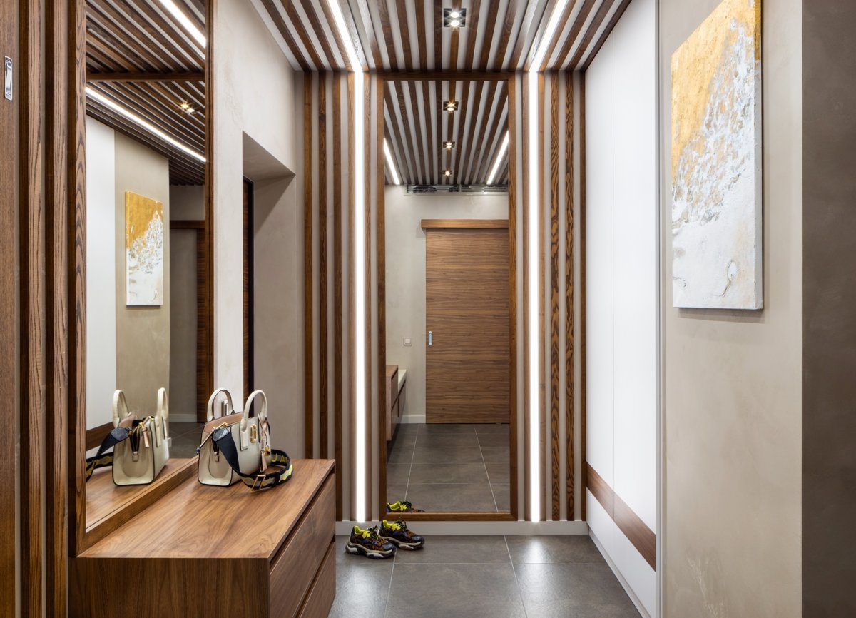 Прихожая с рейками на стене