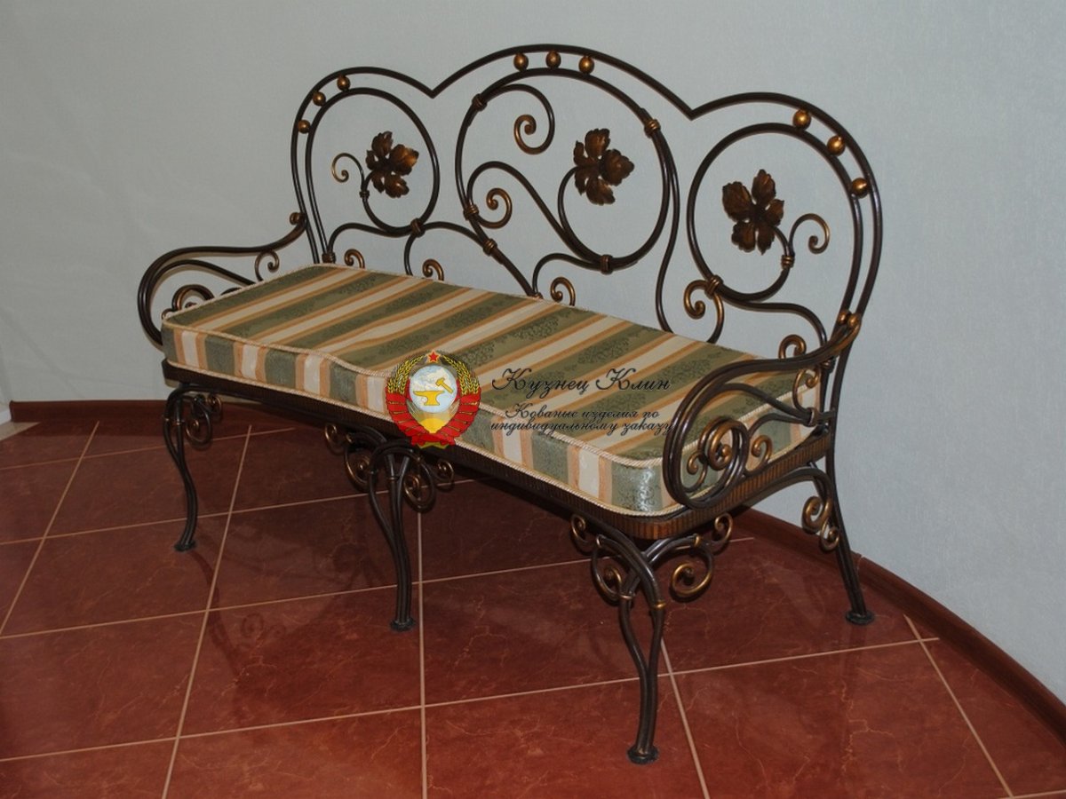 Диван с элементами ковки