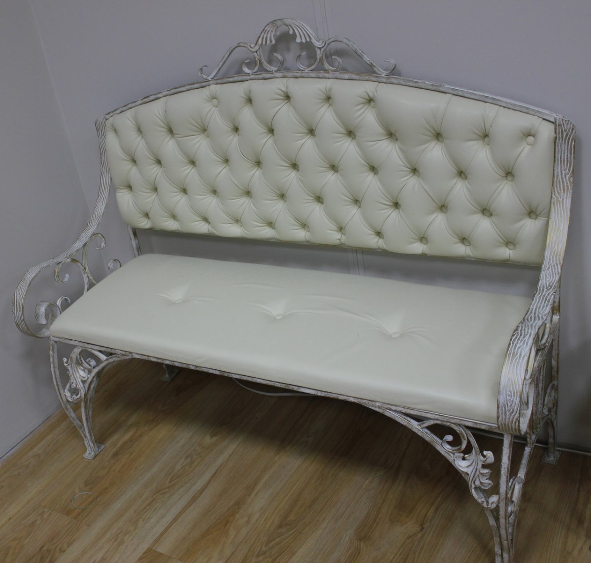 Кованая скамья в прихожую