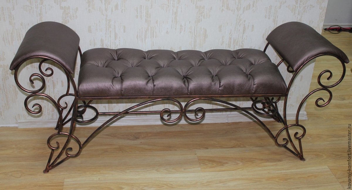 Кованый диванчик в прихожую