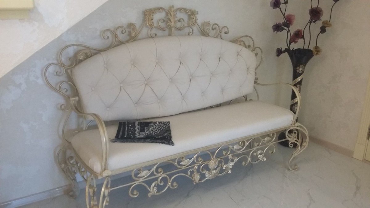 Кованый диванчик на кухню