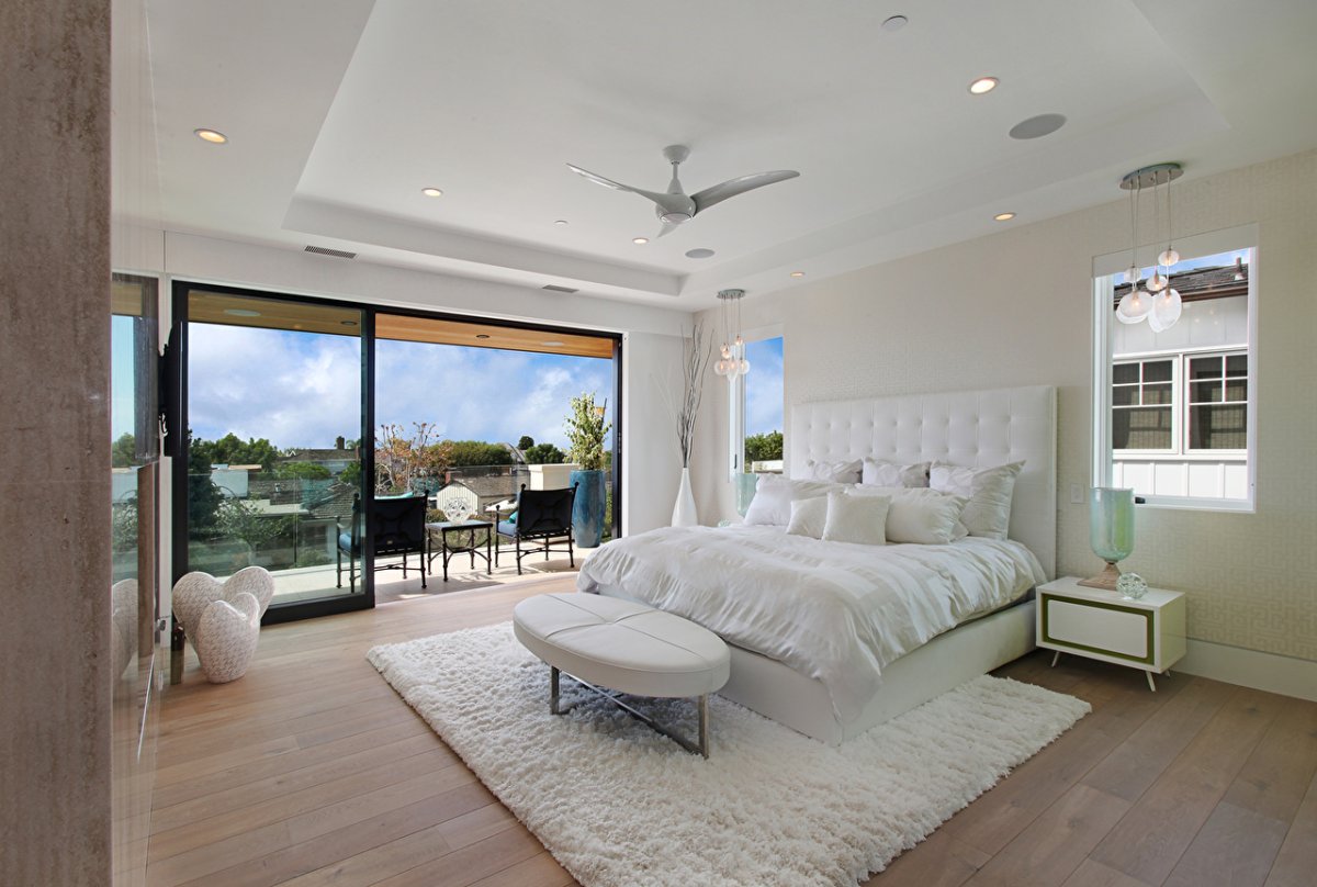 Большая спальня в доме с балконом