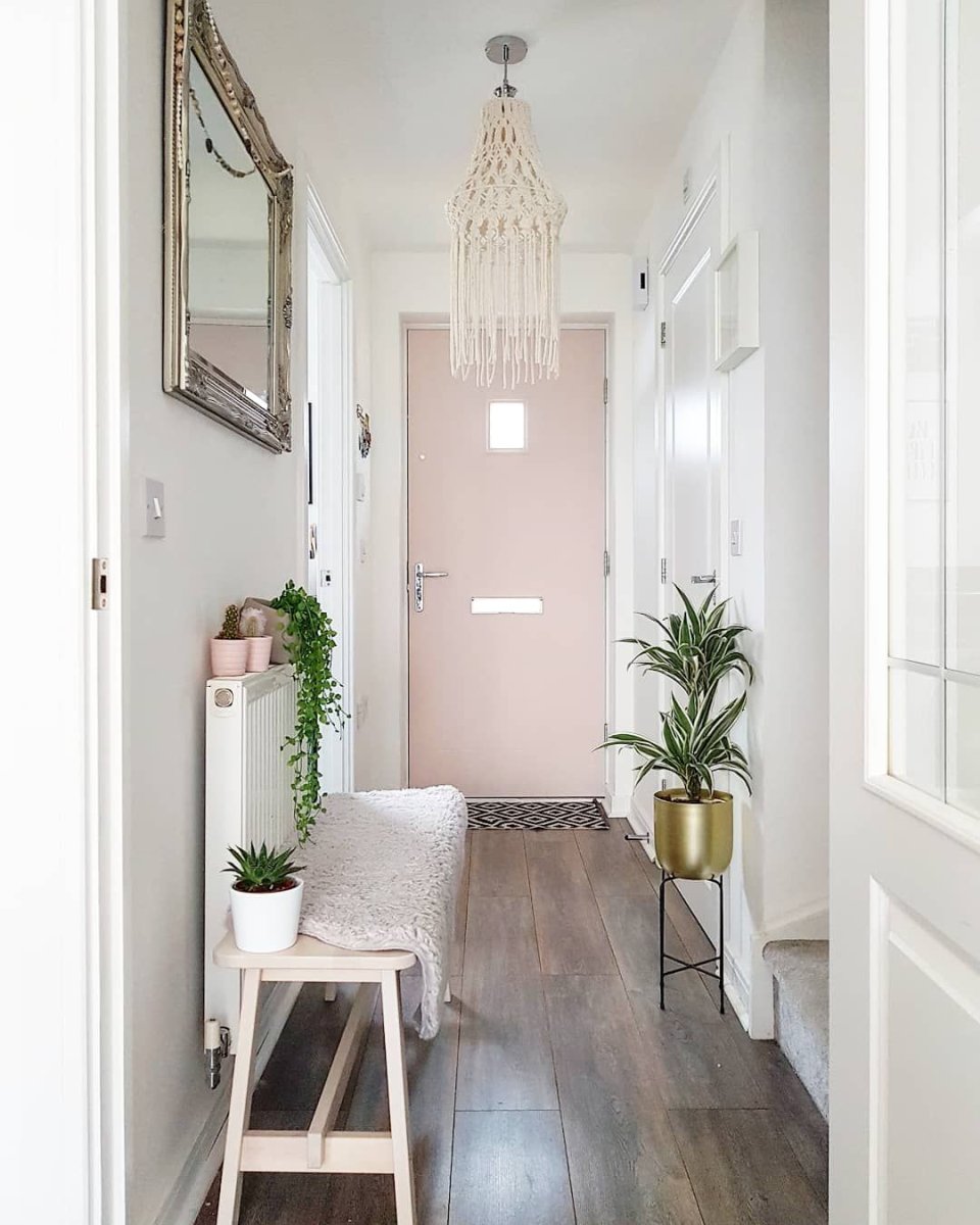 Зеркало в узкой прихожей