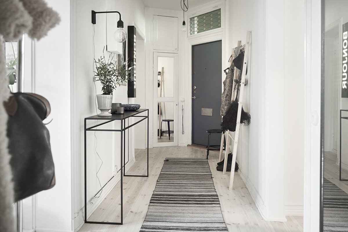 Консоль в прихожую в скандинавском стиле