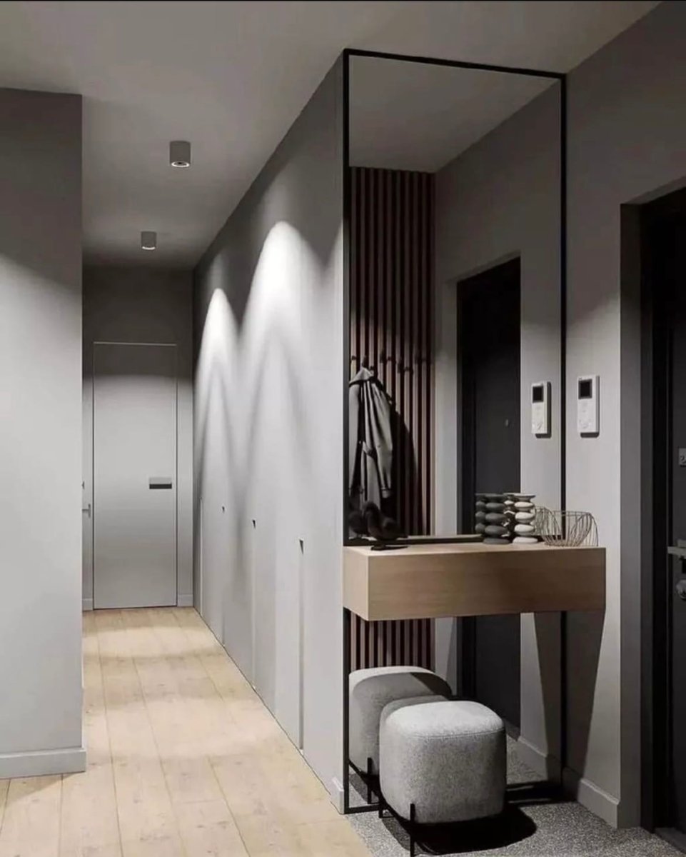 Декор стены в узком коридоре