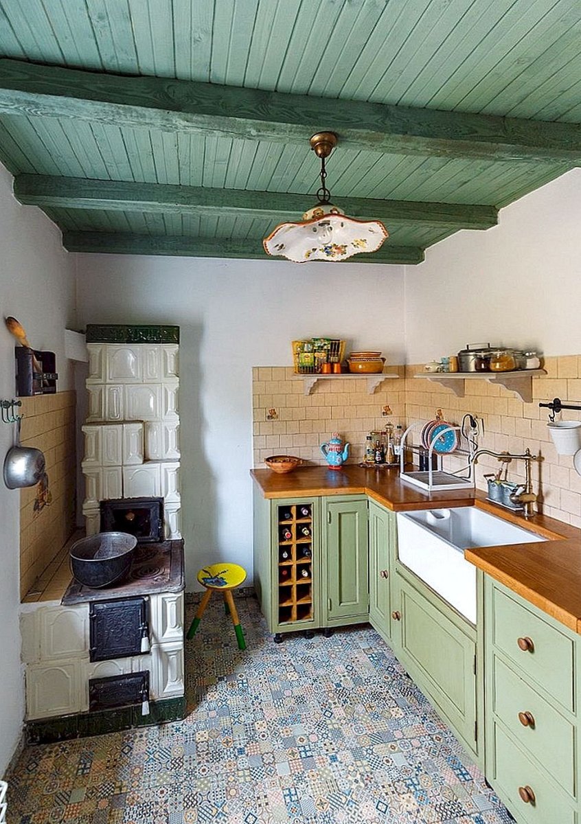 интерьер маленькой кухни в доме с печкой
