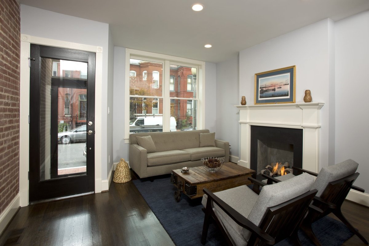 Проходная гостиная с двумя дверями