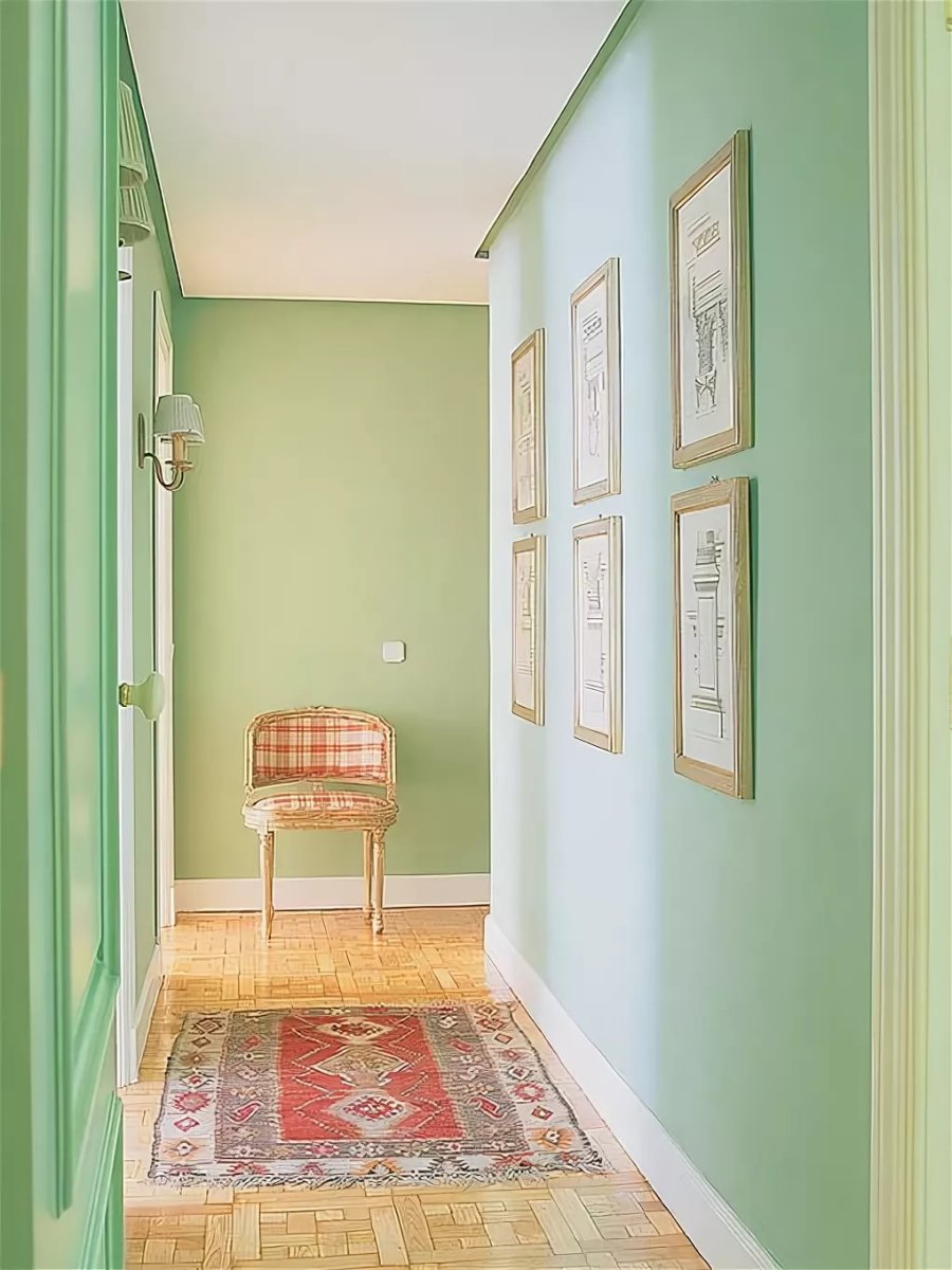 Зеленые стены в коридоре