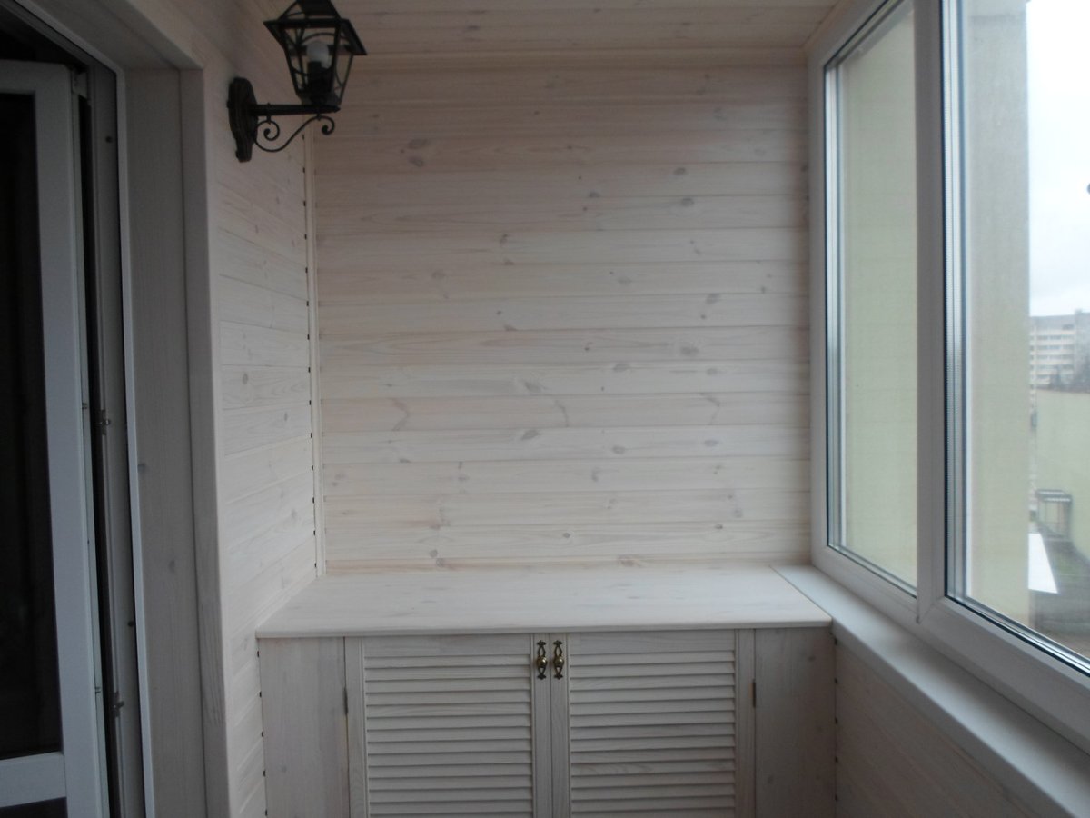 Отделка балкона вагонкой