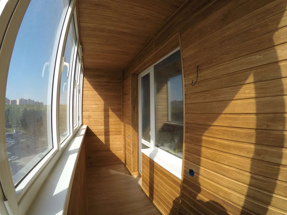 Балкон под дерево