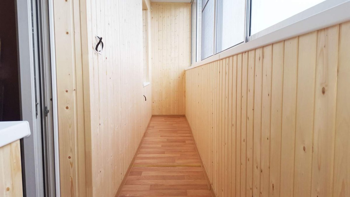 Отделка лоджии вагонкой