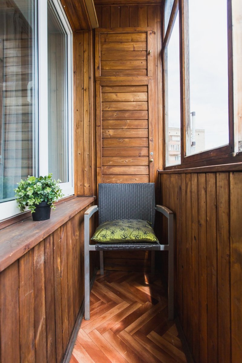 Балкон отделанный деревом