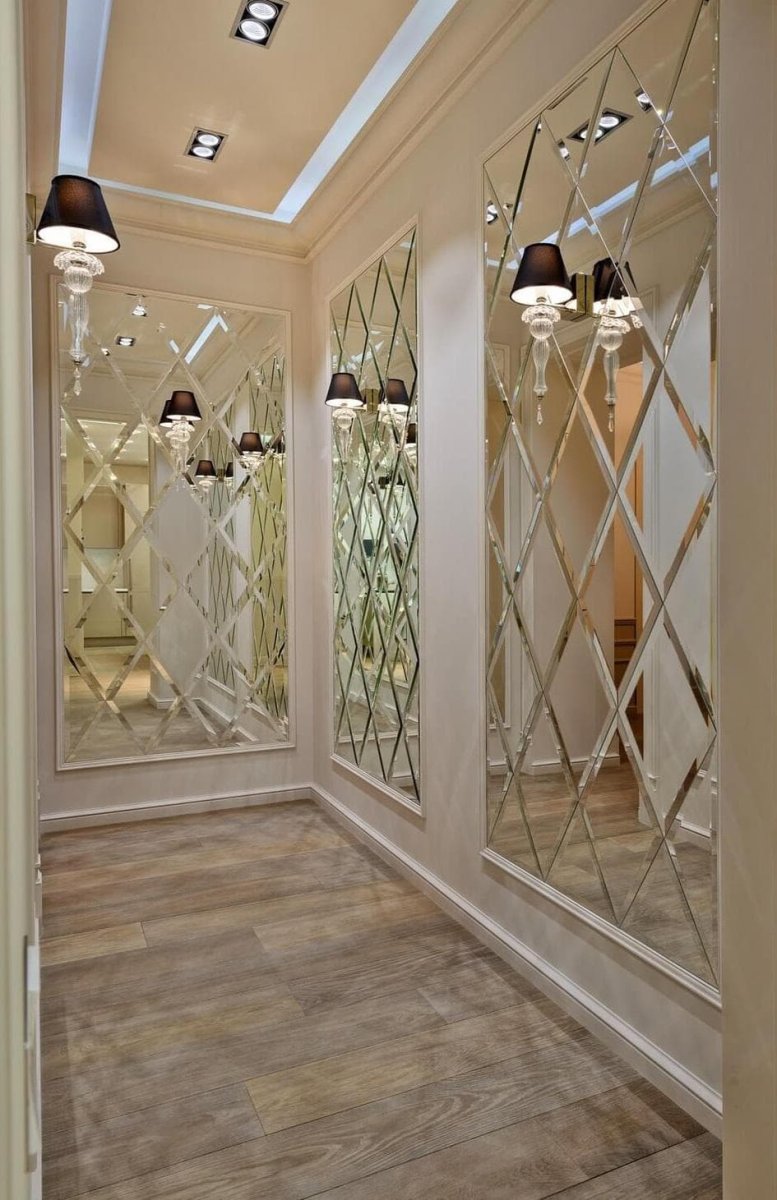 Большое зеркало в прихожей