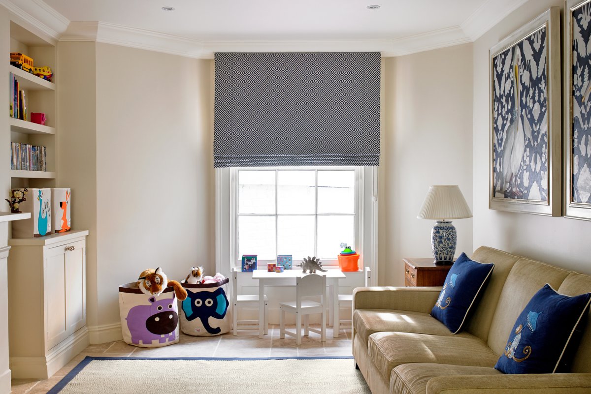 Короткие римские шторы до подоконника в спальню