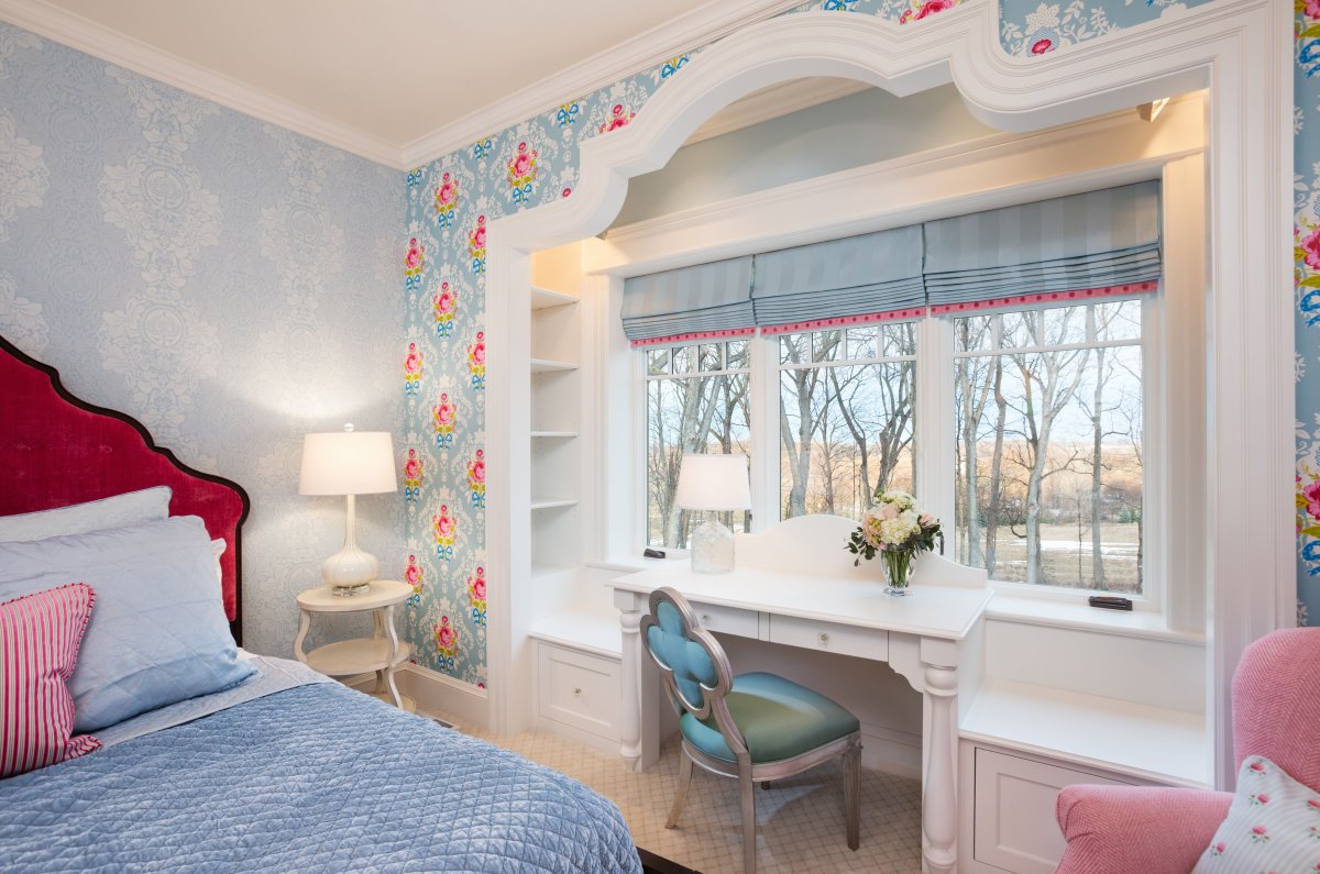 Стол-подоконник в детской комнате