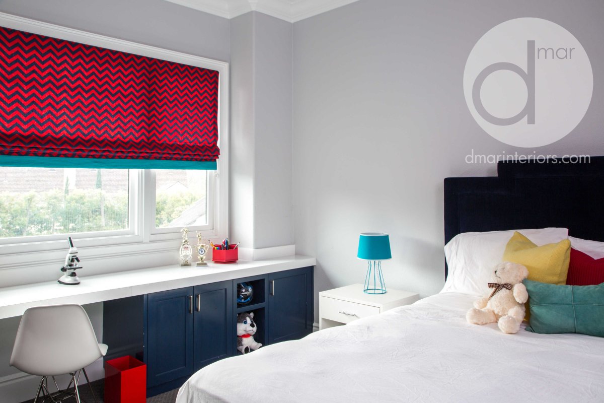 Письменный стол около окна