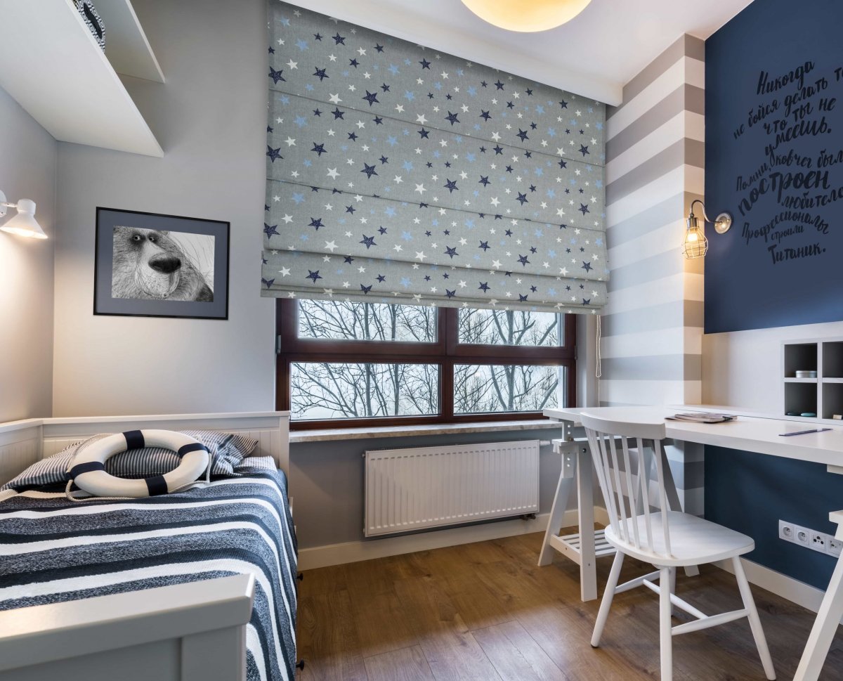 Римская штора в интерьере комнаты юноши