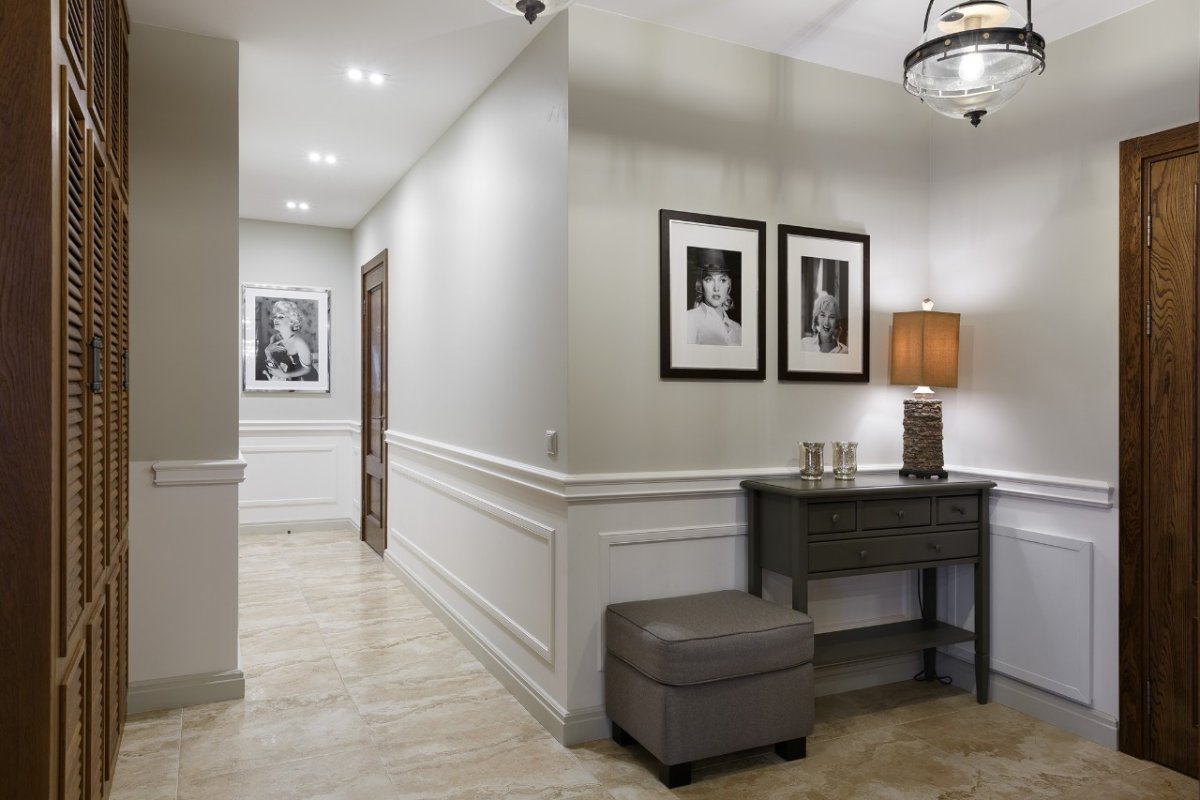 Банкетка в интерьере холла