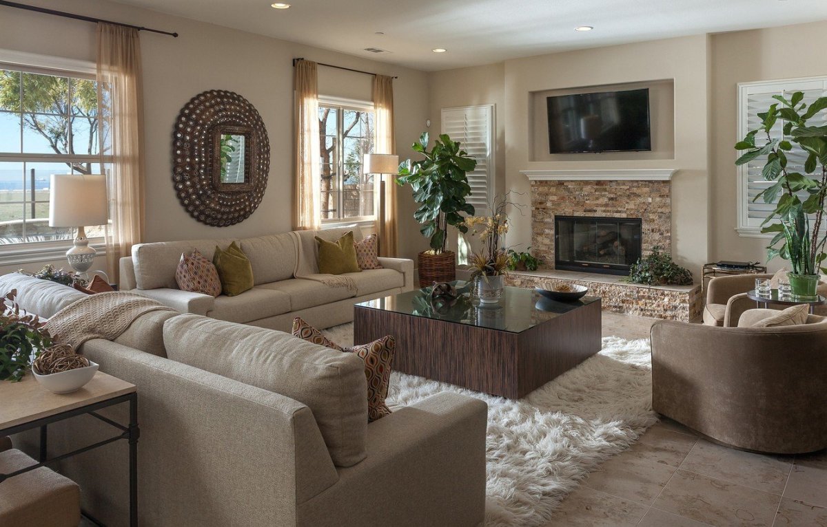 Большая гостиная в частном доме с камином