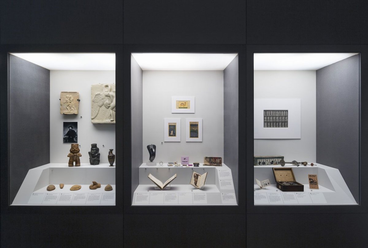 Витрина с небольшими экспонатами музея