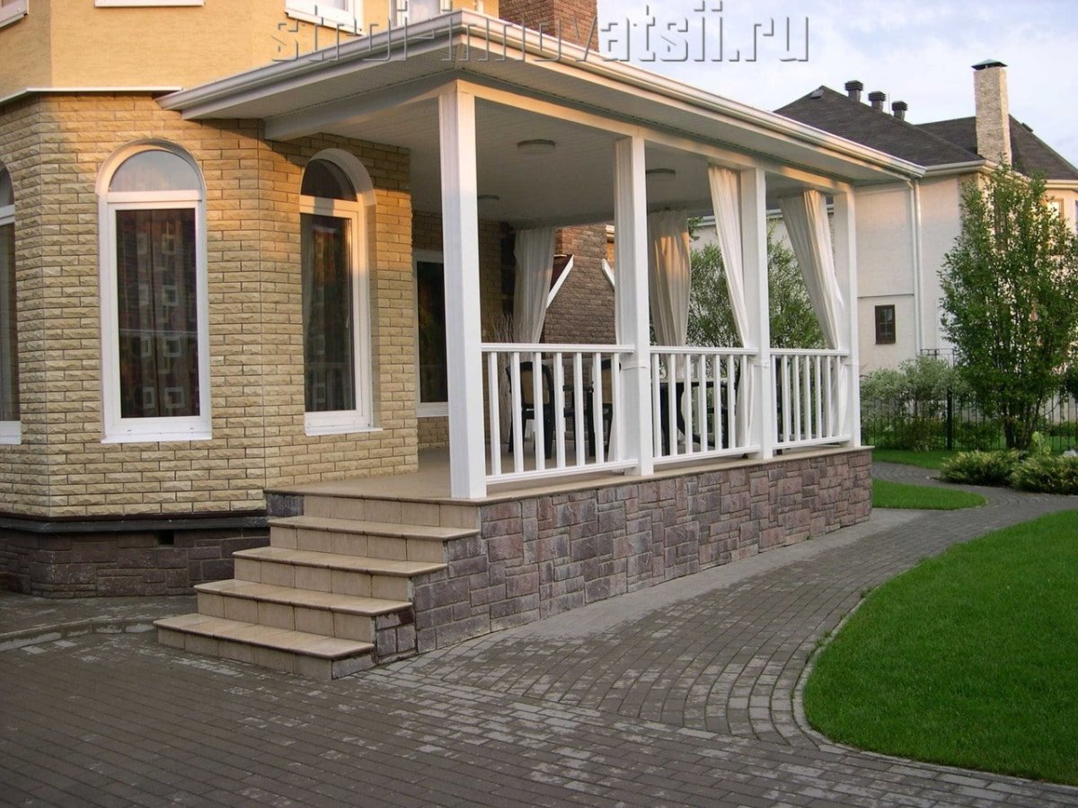 Красивое высокое крыльцо