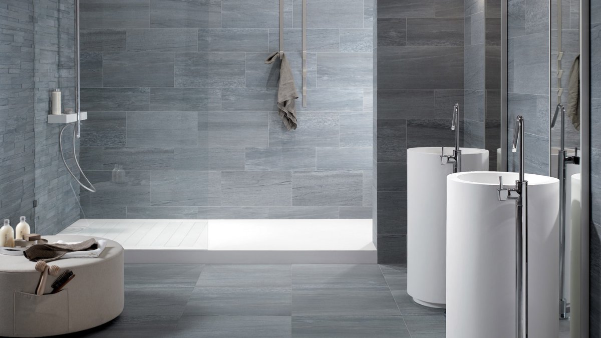 Серая общественная ванная