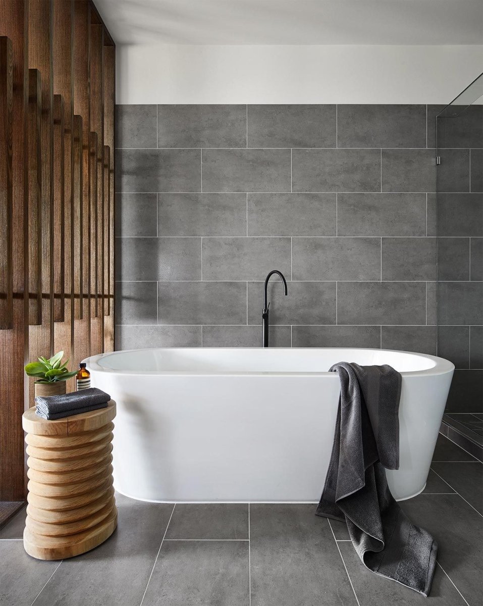 Серый керамогранит в ванной